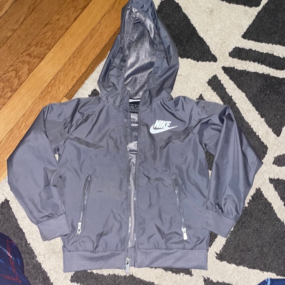Nike Boys Windrunner Windbreaker Jacket in Gunsmoke Gray sz M